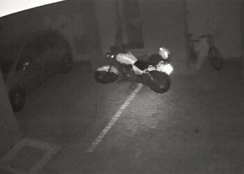 Fantasma? Moto é flagrada andando sozinha em garagem no Paraná e vídeo viraliza; VEJA