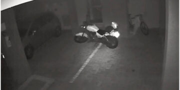 Fantasma? Moto é flagrada andando sozinha em garagem no Paraná e vídeo viraliza; VEJA