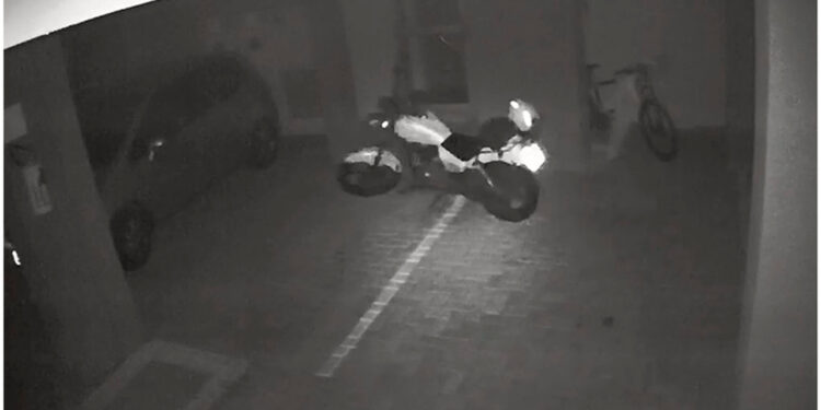Fantasma? Moto é flagrada andando sozinha em garagem no Paraná e vídeo viraliza; VEJA
