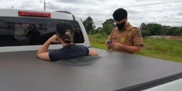 Mulher rastreia marido, flagra com amante em motel e toma atitude; veja vídeo