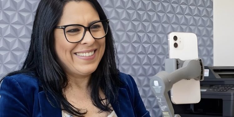 Nara Souza atua no mercado imobiliário e amplia presença digital com conteúdos sobre financiamento