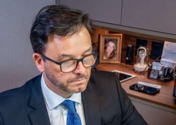 Cirurgião plástico em São José dos Campos aposta em protocolos autorais e integração estética