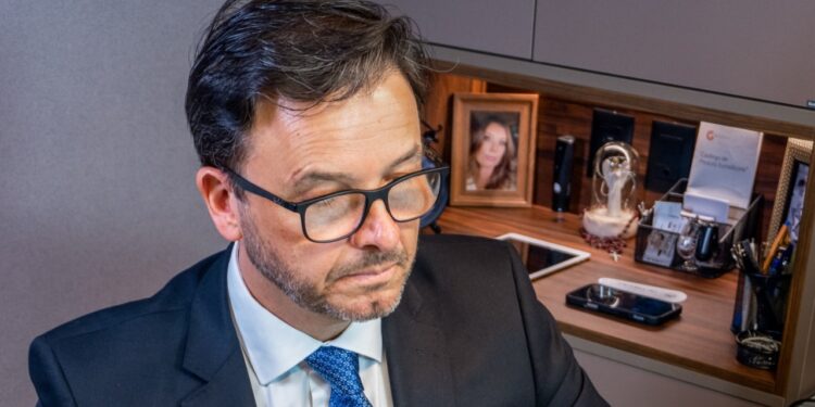 Cirurgião plástico em São José dos Campos aposta em protocolos autorais e integração estética