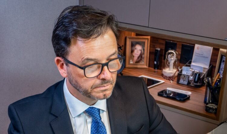 Cirurgião plástico em São José dos Campos aposta em protocolos autorais e integração estética