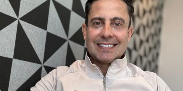 Com foco em harmonização facial e alto padrão, Dr. Douglas de Siqueira amplia presença no litoral de São Paulo